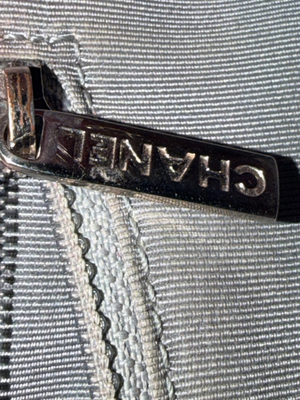 CHANEL Executive Cerf Leather Tote with CC Emblem - Picture 13 of 17